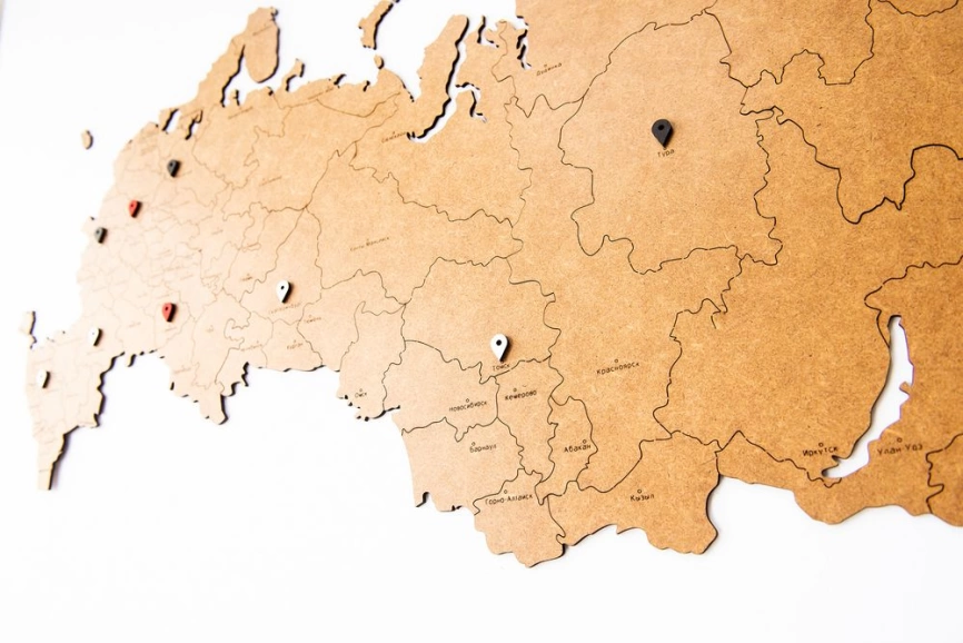 Деревянная карта России с названиями городов, коричневая фото 5